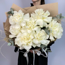 Композиция с французскими розами, эвкалиптом и стифой