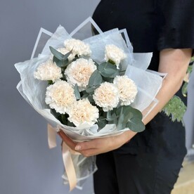 Букет из 9 кремовых диантусов с эвкалиптом