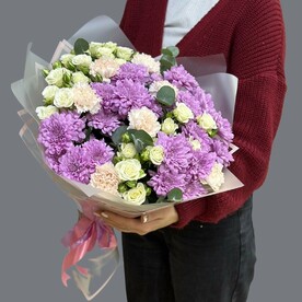 Букет с диантусами, кустовой розой и кустовой хризантемой