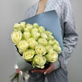 Букет 25 белых роз в упаковке