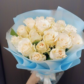 17 белых роз