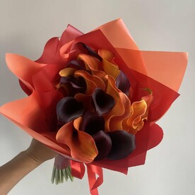Великолепный букет черно оранжевых калл