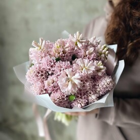 25 розовых гиацинтов