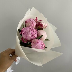 Букет из 5 розовых пионов