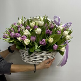 Корзина с тюльпанами