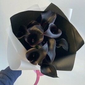 Букет и 9 черных калл