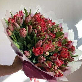 Букет из 99 красных тюльпанов