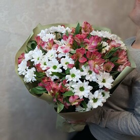 Пышный букет из ромашек и альстромерий