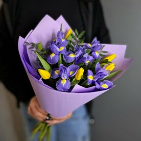 Весенние ирисы с тюльпанами для мамы