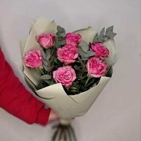 Пионовидные розы сорта "Кантри Блюз" с ароматным эвкалиптом