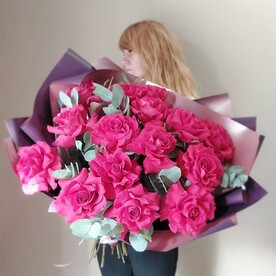 Букет с эффектом WOW из малиновой французской розы с эвкалиптом