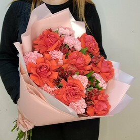 Алые французские розы с нежными диантусами и альстромерией