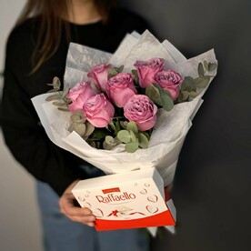 Пионовидные розочки с эвкалиптом и коробочкой Raffaello