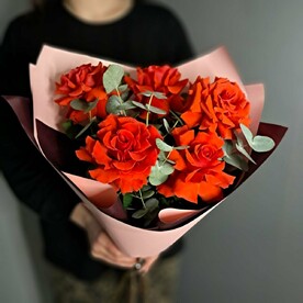 Алые французские розы с веточками эвкалипта