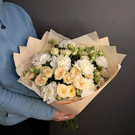 Нежный букет с кустовыми розами и диантусами