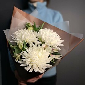 Белые хризантемы в букете с альстромерией