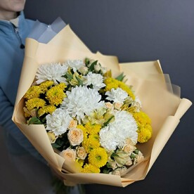 Солнечный букет из стойких хризантем, альстромерии и кустовых роз