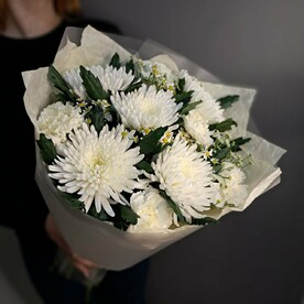 Букет из стойких хризантем, динтусов и полевых ромашек "Сладкая вата"