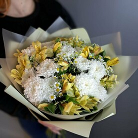 Ромашки, с солнечными альстромериями и хризантемой