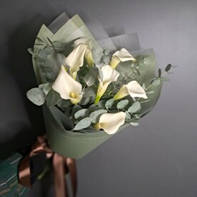 Каллы белые с эвкалиптом