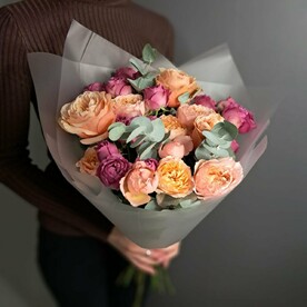 Пионовидные розы микс с веточками эвкалипта