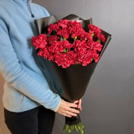 Траурный букет из красной гвоздики 20шт на 9 мая