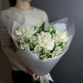 Французские розы с нежными альстромериями