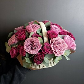 Корзина пионовидных роз