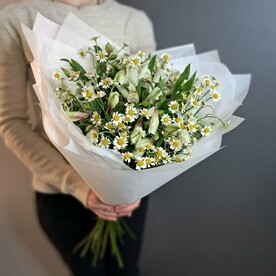 Букет с полевой ромашкой и белой альстромерией