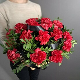 Траурная композиция из красной гвоздики 20шт в корзинке
