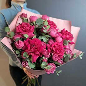 Французские малиновые розы с пионовидными кустовыми и эвкалиптом