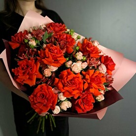 Яркие французские розы с кустовыми пионовидными розами