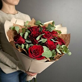 Бордовые розы с эвкалиптом