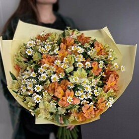 Красочный букет из альстромерий и ромашек