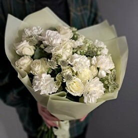 Белоснежный букет из динатуса, астранции и кустовых розочек