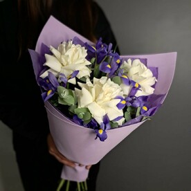 Французские розы  с ирисами и эвкалиптом