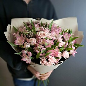 Нежные кустовые розы с альстромерией