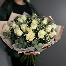 Белоснежный букет из роз, гипсофилы и веточек эвкалипта