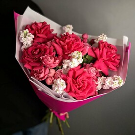 Красочный букет из французских роз, маттиолы и кустовой пионовидной розы