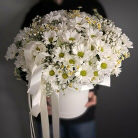 Большая композиция из кустовой ромашки и хризантем