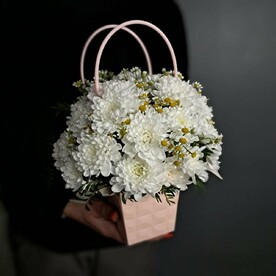 Сумочка с хризантемой и полевыми ромашками для мамы