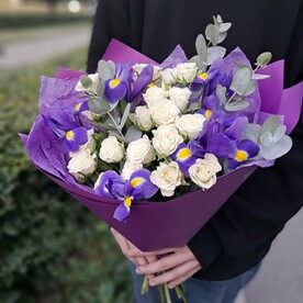 Кустовые розы с ирисами и эвкалиптом