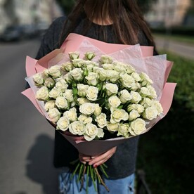 Белоснежные кустовые розы