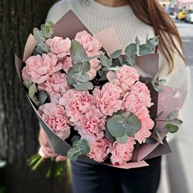 Нежно-розовые диантусы с веточками эвкалипта