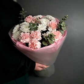 Ароматные диантусы с нежными кустовыми хризантемами в стильном оформлении