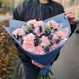 Нежные диантусы с эрингиумом