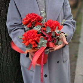 Французские розы с эвкалиптом в стаканчике для мамы