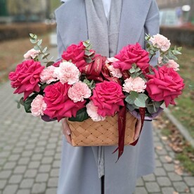 Французские розы с диантусами в плетеной сумочке