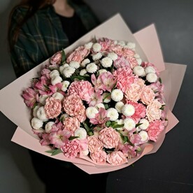 Нежный авторский букет с пионовидными розами, хризантемой Ньютон и диантусами