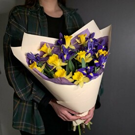 Весенний букет из ирисов и нарциссов